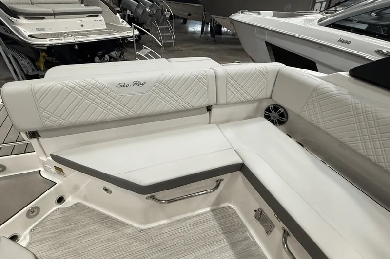 Slide: The Image of Sea Ray SDX 270 2025 - 8