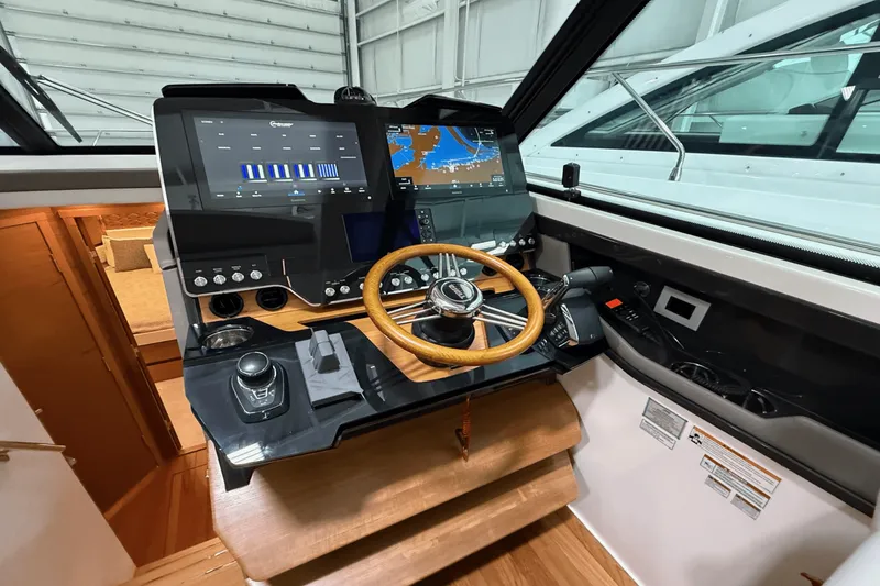 Slide: The Image of Tiara 48 LE 2025 - 22