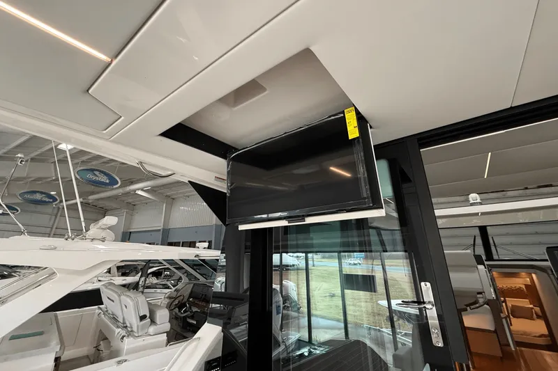 Slide: The Image of Tiara 48 LE 2025 - 9