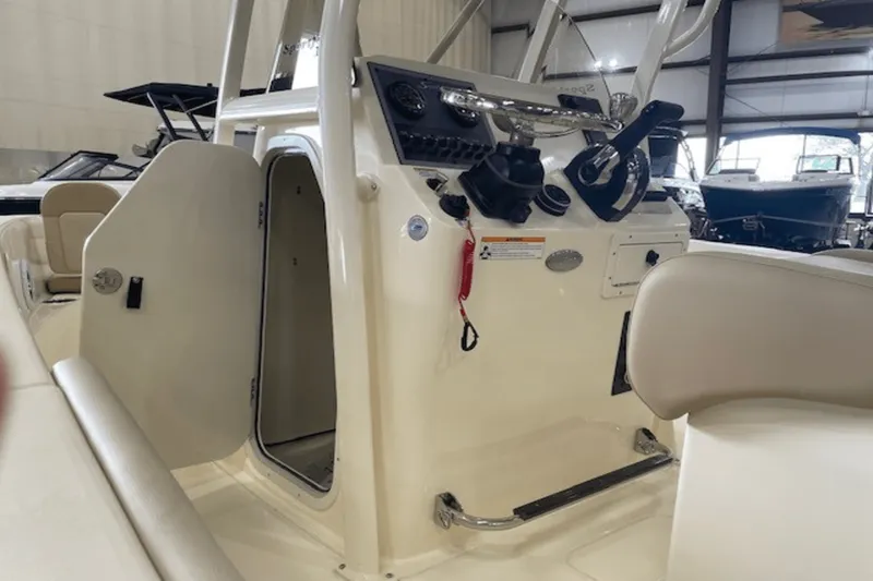 Slide: The Image of Scout 195 Sportfish 2025 - 10