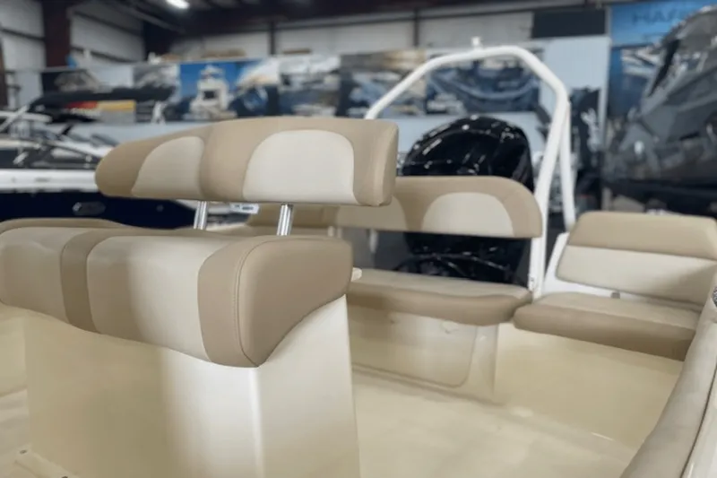 Slide: The Image of Scout 195 Sportfish 2025 - 17