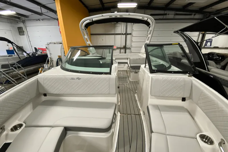 Slide: The Image of Sea Ray 250 SDX 2025 - 20