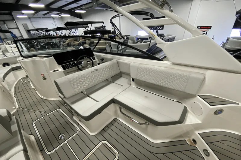 Slide: The Image of Sea Ray 250 SDX 2025 - 23