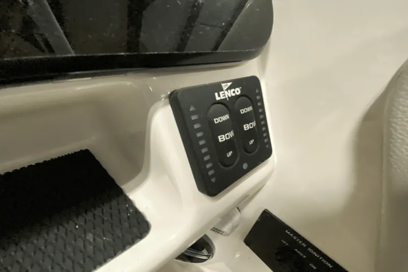 Slide: The Image of Sea Ray 250 SDX 2025 - 26