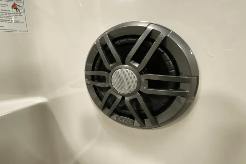 Slide: The Image of Sea Ray 250 SDX 2025 - 29