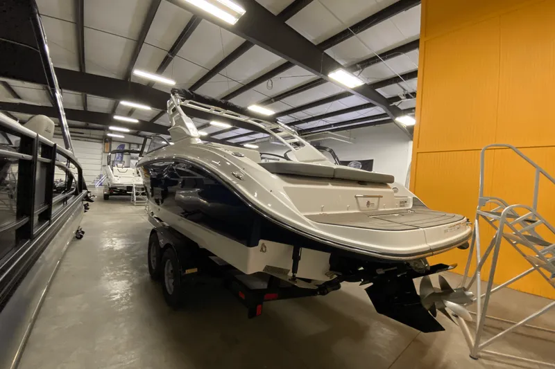 Slide: The Image of Sea Ray 250 SDX 2025 - 30