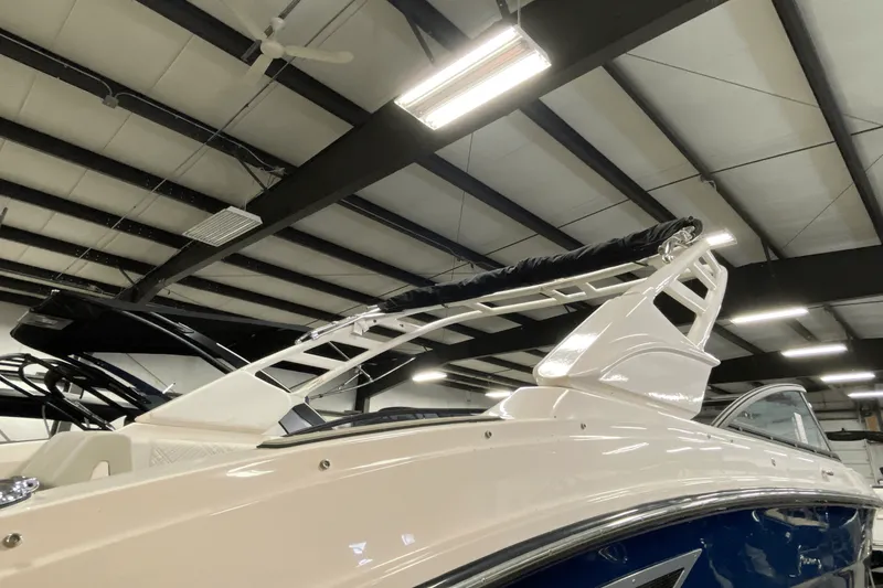 Slide: The Image of Sea Ray 250 SDX 2025 - 33