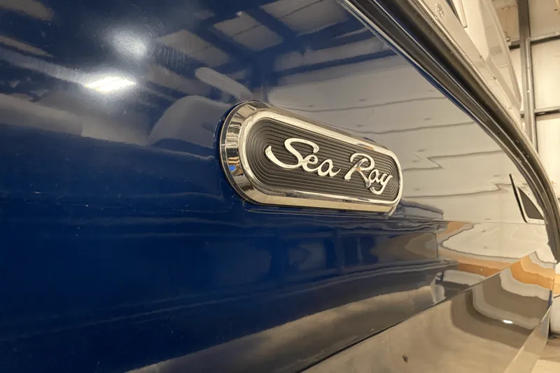 Slide: The Image of Sea Ray 250 SDX 2025 - 34