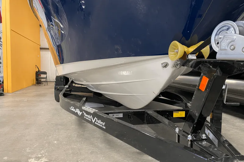 Slide: The Image of Sea Ray 250 SDX 2025 - 35