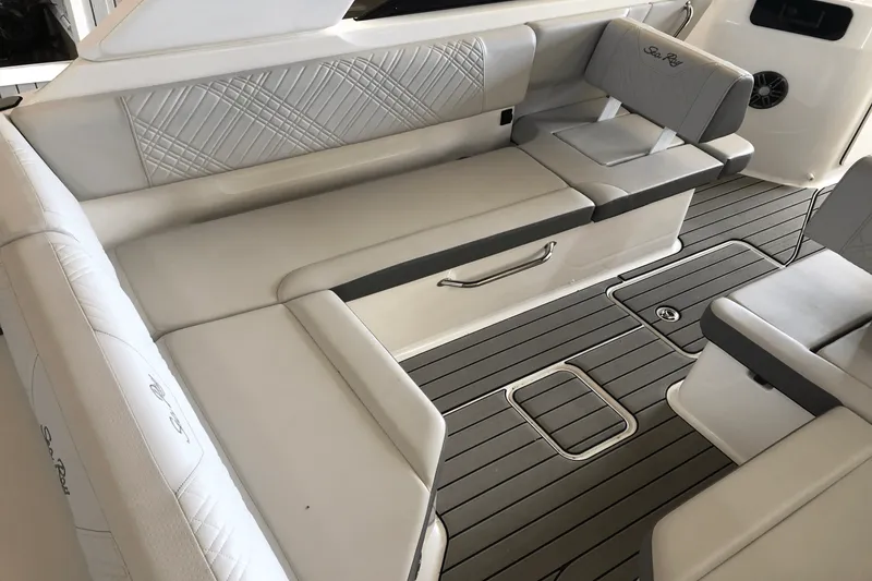 Slide: The Image of Sea Ray 250 SDX 2025 - 11