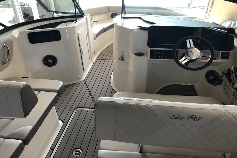 Slide: The Image of Sea Ray 250 SDX 2025 - 12