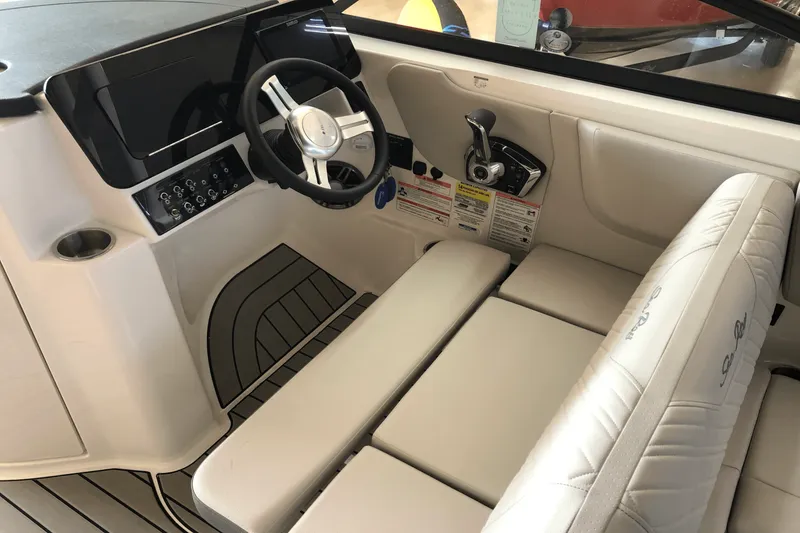 Slide: The Image of Sea Ray 250 SDX 2025 - 13