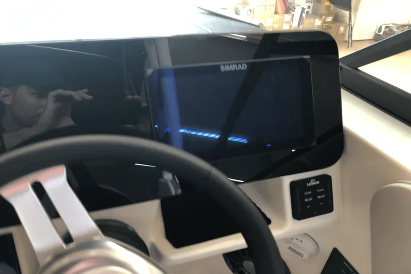 Slide: The Image of Sea Ray 250 SDX 2025 - 16