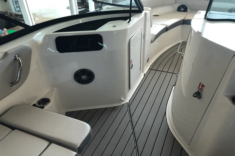 Slide: The Image of Sea Ray 250 SDX 2025 - 18