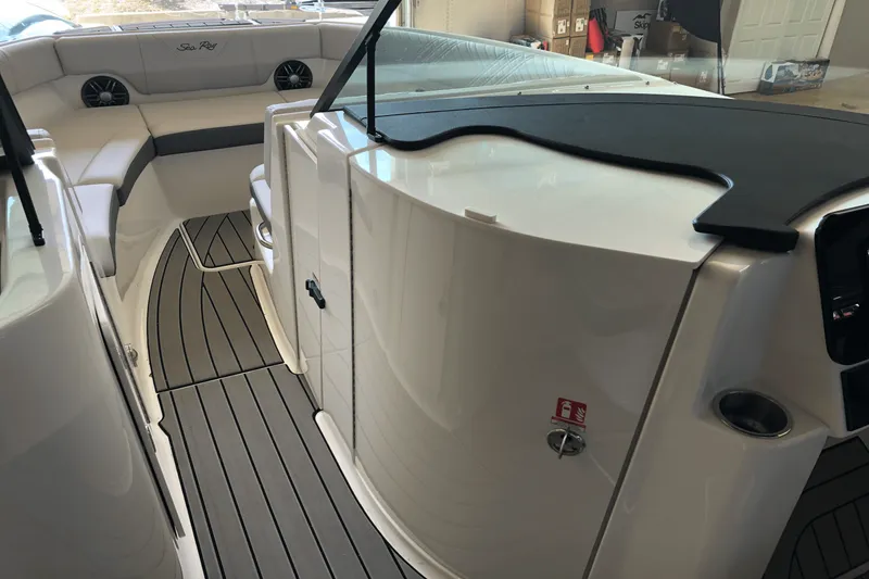 Slide: The Image of Sea Ray 250 SDX 2025 - 19