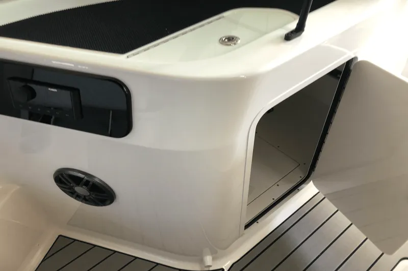 Slide: The Image of Sea Ray 250 SDX 2025 - 22