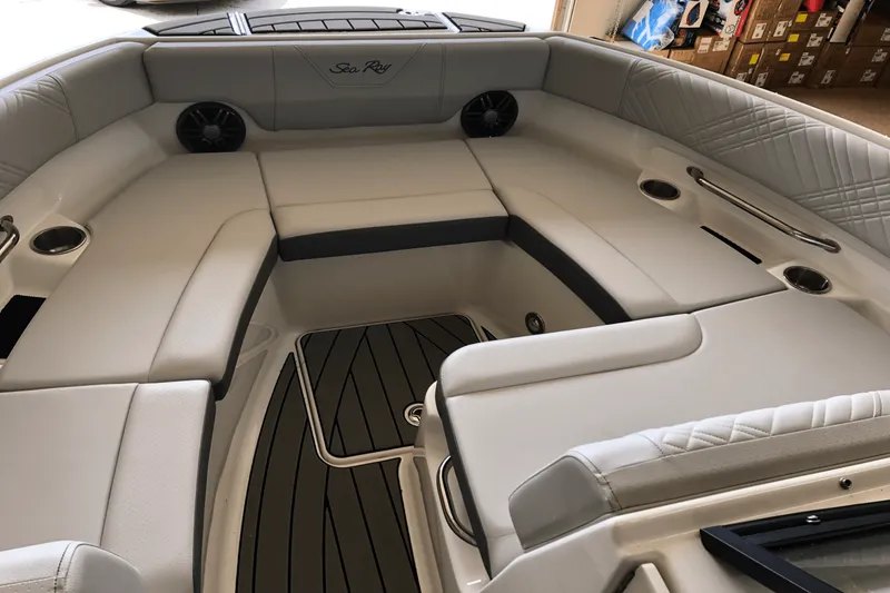 Slide: The Image of Sea Ray 250 SDX 2025 - 23