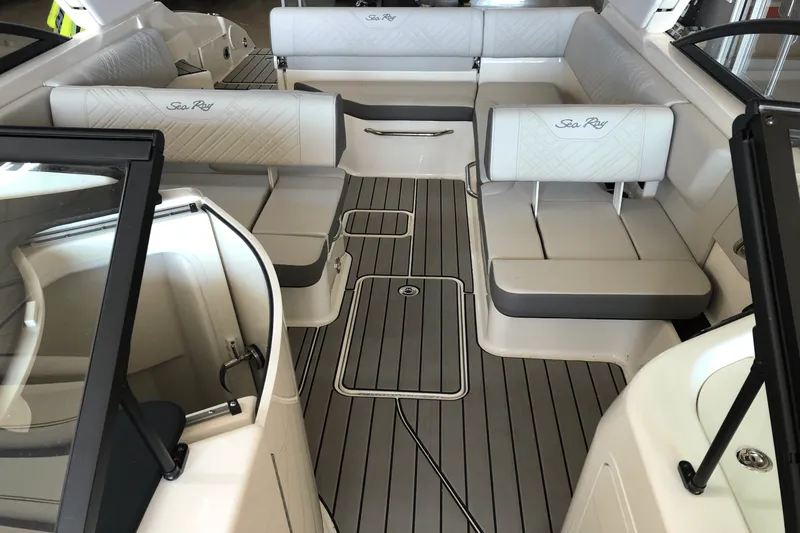 Slide: The Image of Sea Ray 250 SDX 2025 - 25