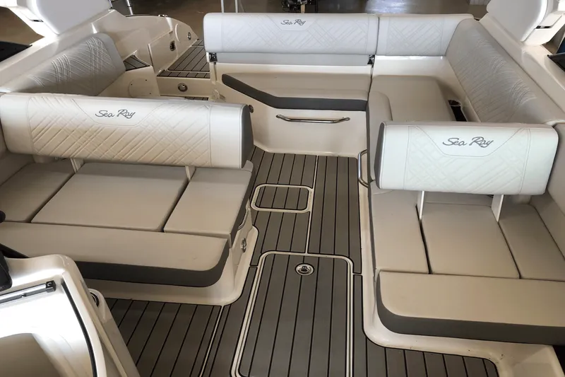 Slide: The Image of Sea Ray 250 SDX 2025 - 26