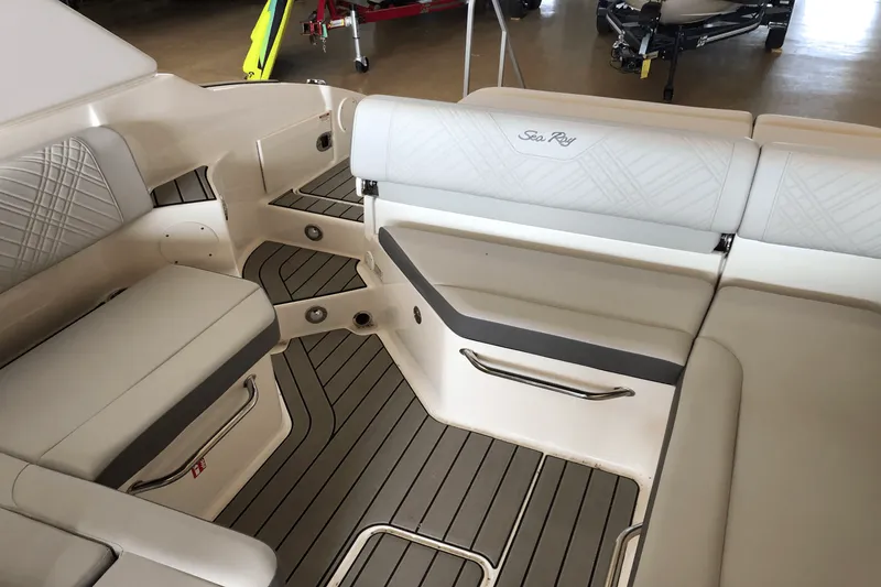 Slide: The Image of Sea Ray 250 SDX 2025 - 28