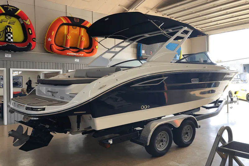 Slide: The Image of Sea Ray 250 SDX 2025 - 3