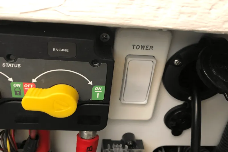 Slide: The Image of Sea Ray 250 SDX 2025 - 32