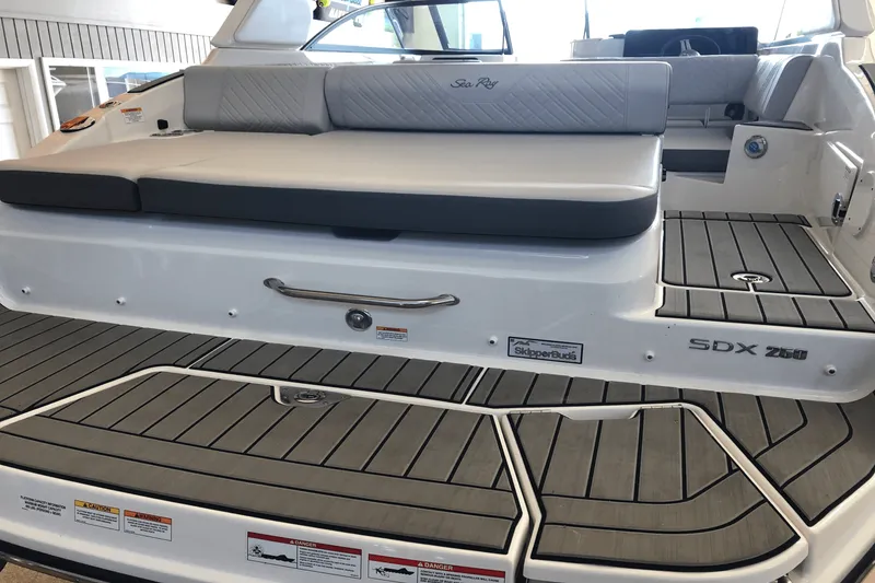 Slide: The Image of Sea Ray 250 SDX 2025 - 6