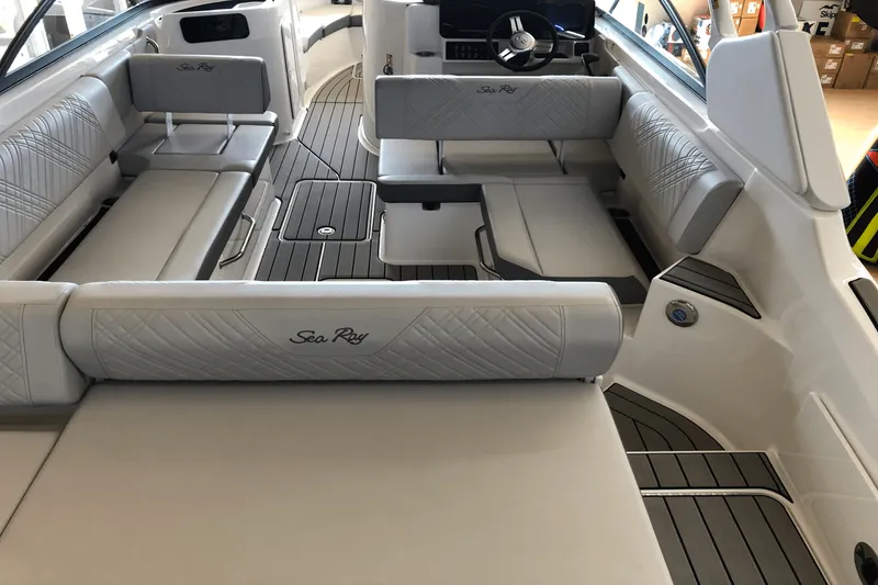 Slide: The Image of Sea Ray 250 SDX 2025 - 8