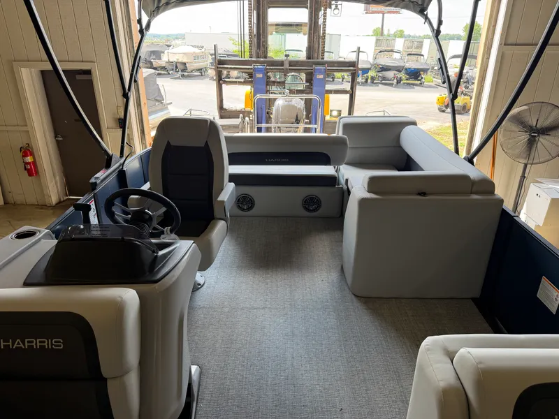 Slide: The Image of Harris 230 Cruiser 2025 - 11