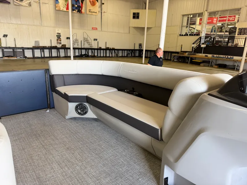 Slide: The Image of Harris 230 Cruiser 2025 - 8