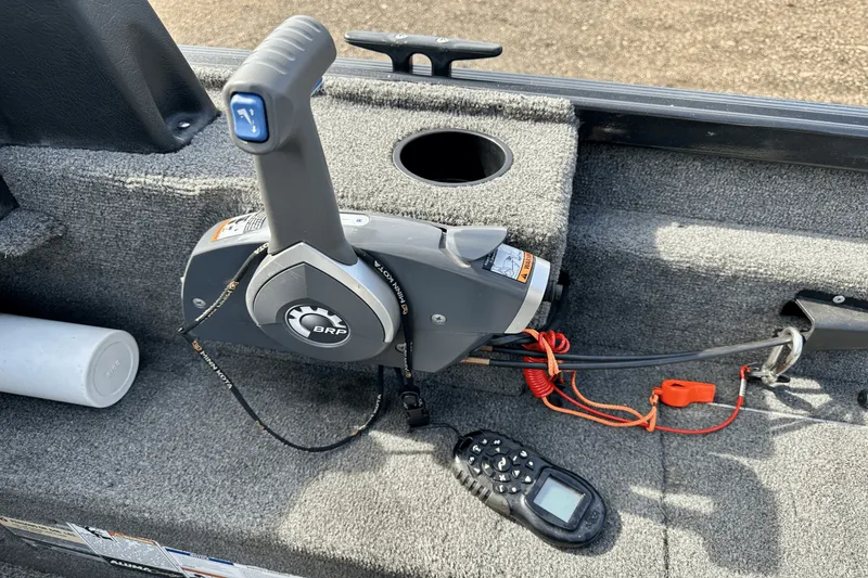 Slide: The Image of Alumacraft 175 VOYAGEUR CS 2020 - 17