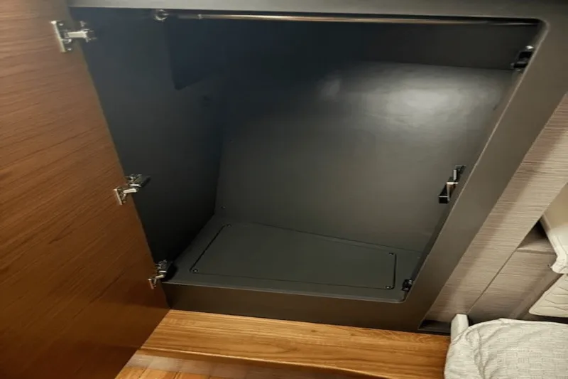 Slide: The Image of Tiara 38 LS 2023 - 41