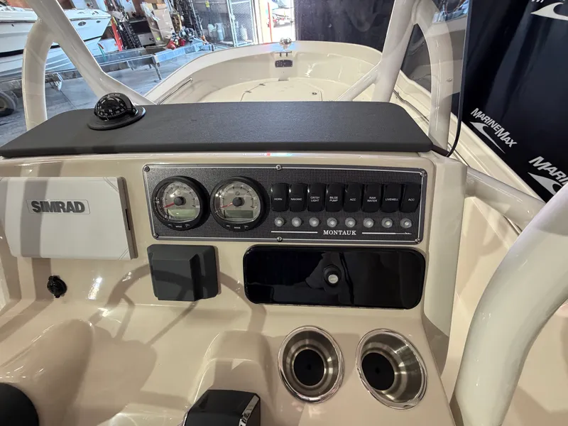 Slide: The Image of Boston Whaler 210 Montauk 2026 - 23