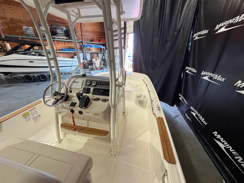 Slide: The Image of Boston Whaler 210 Montauk 2026 - 25