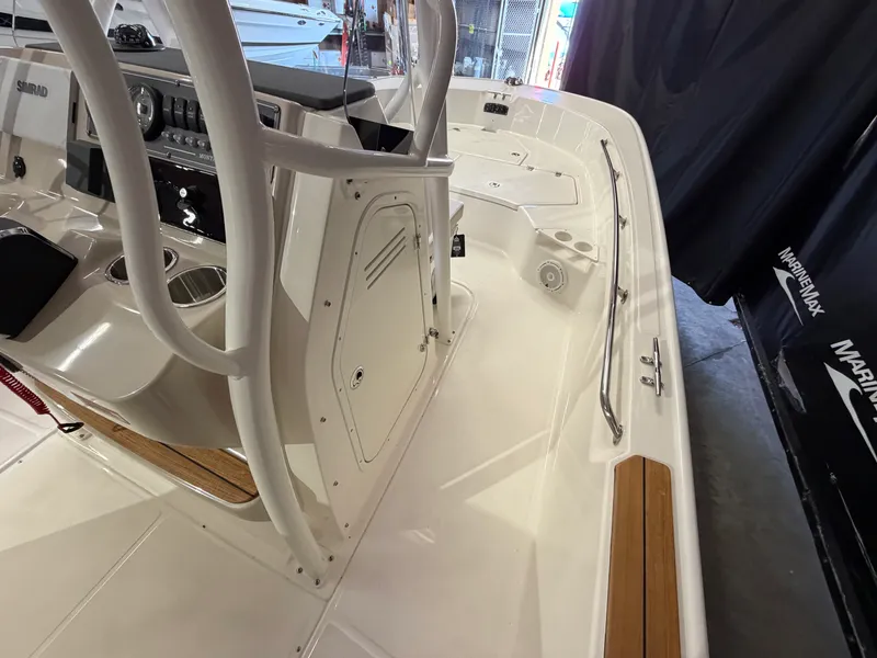 Slide: The Image of Boston Whaler 210 Montauk 2026 - 26