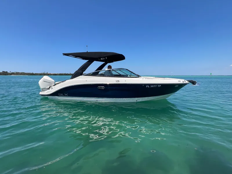 Slide: The Image of Sea Ray SLX 260 Outboard 2023 - 16