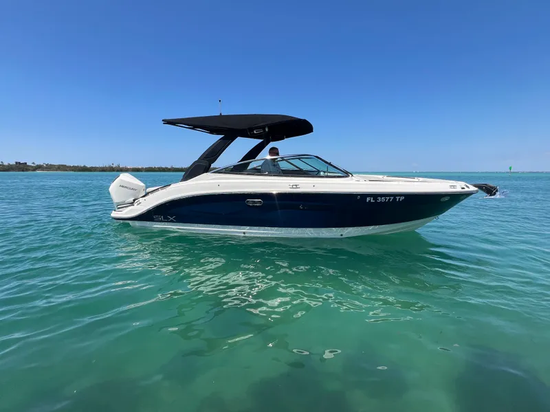 Slide: The Image of Sea Ray SLX 260 Outboard 2023 - 17
