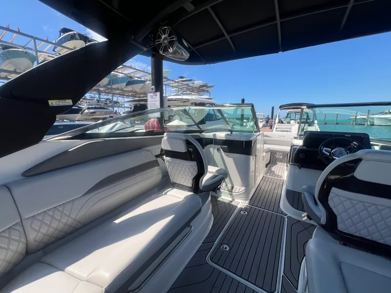 Slide: The Image of Sea Ray SLX 260 Outboard 2023 - 19
