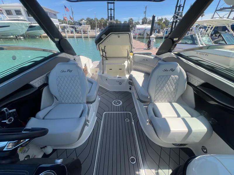 Slide: The Image of Sea Ray SLX 260 Outboard 2023 - 26