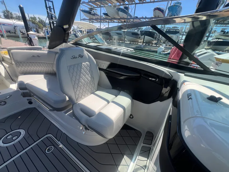 Slide: The Image of Sea Ray SLX 260 Outboard 2023 - 27
