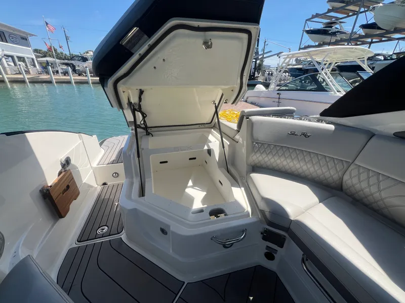 Slide: The Image of Sea Ray SLX 260 Outboard 2023 - 28