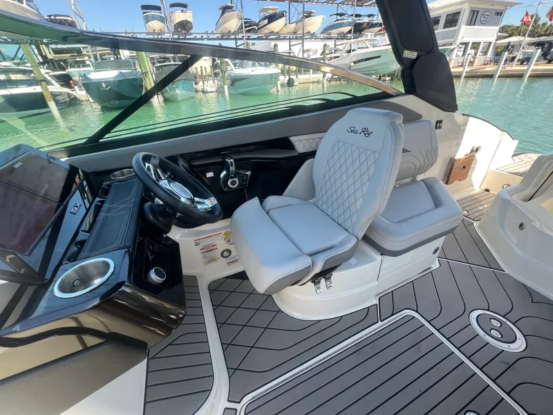 Slide: The Image of Sea Ray SLX 260 Outboard 2023 - 30