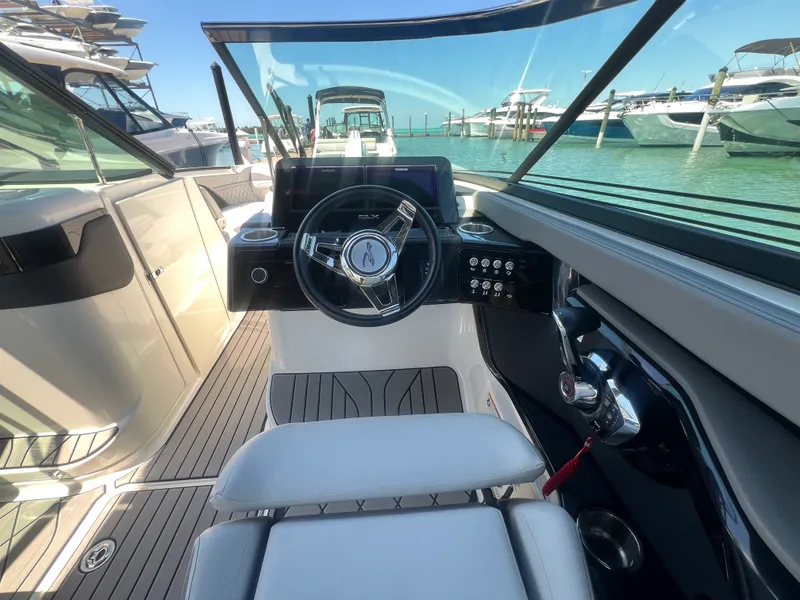 Slide: The Image of Sea Ray SLX 260 Outboard 2023 - 31