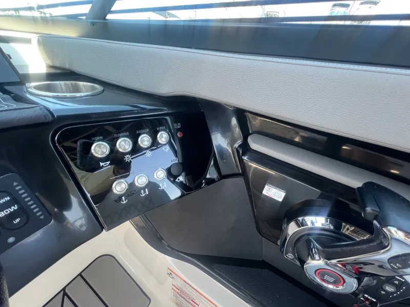 Slide: The Image of Sea Ray SLX 260 Outboard 2023 - 32