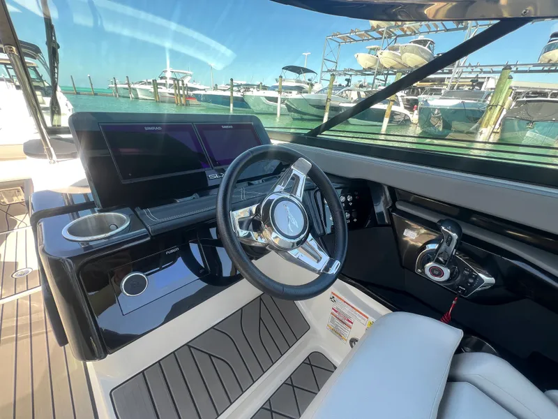 Slide: The Image of Sea Ray SLX 260 Outboard 2023 - 34