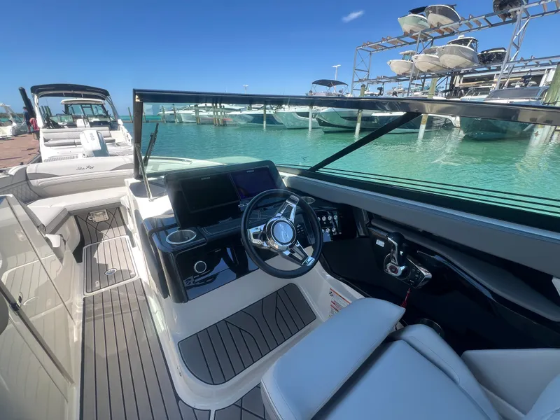 Slide: The Image of Sea Ray SLX 260 Outboard 2023 - 35