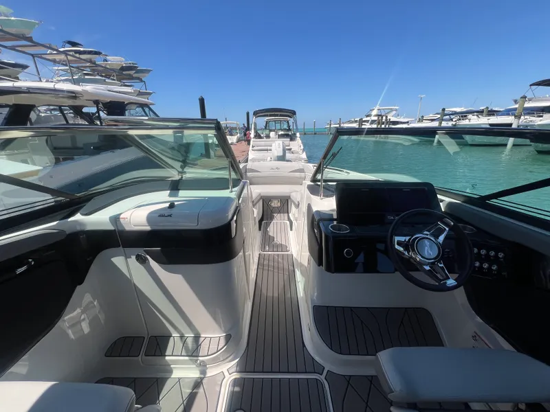Slide: The Image of Sea Ray SLX 260 Outboard 2023 - 36