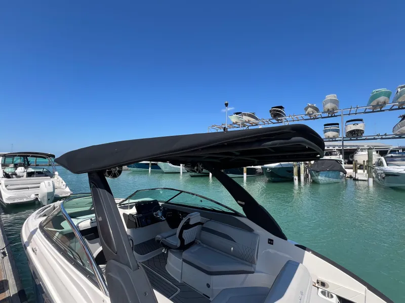 Slide: The Image of Sea Ray SLX 260 Outboard 2023 - 37