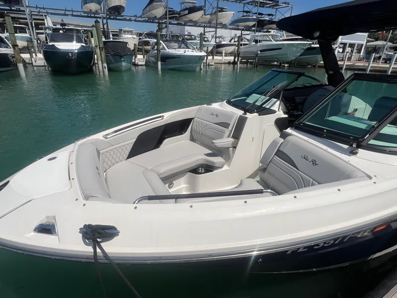 Slide: The Image of Sea Ray SLX 260 Outboard 2023 - 38