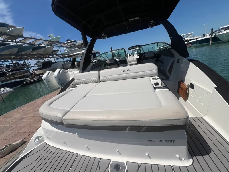Slide: The Image of Sea Ray SLX 260 Outboard 2023 - 39